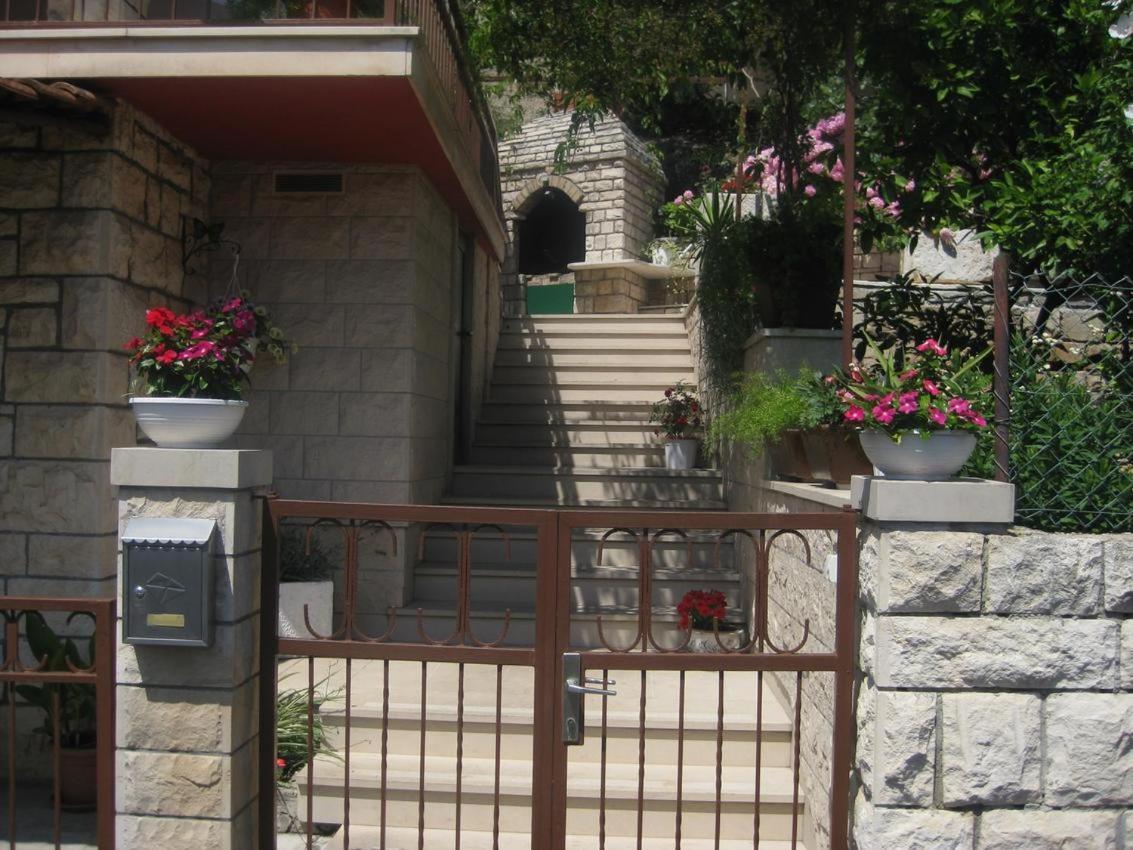 Apartman Mate Splitska Exterior photo