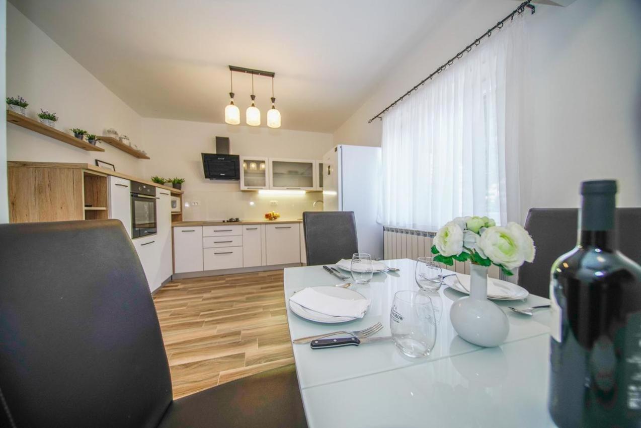 Apartman Mate Splitska Exterior photo
